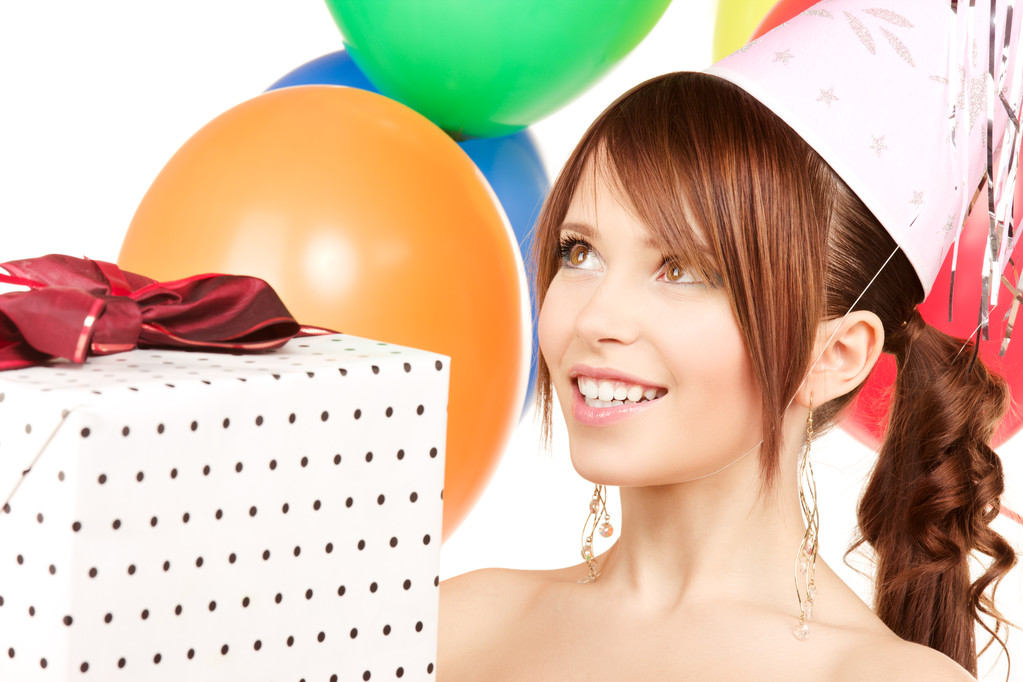Juhla tyttö ilmapalloja ja lahjapakkauksessa
 - Valokuva, kuva