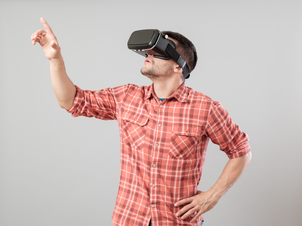 Uomo con occhiali di realtà virtuale che mostrano gesto
 - Foto, immagini