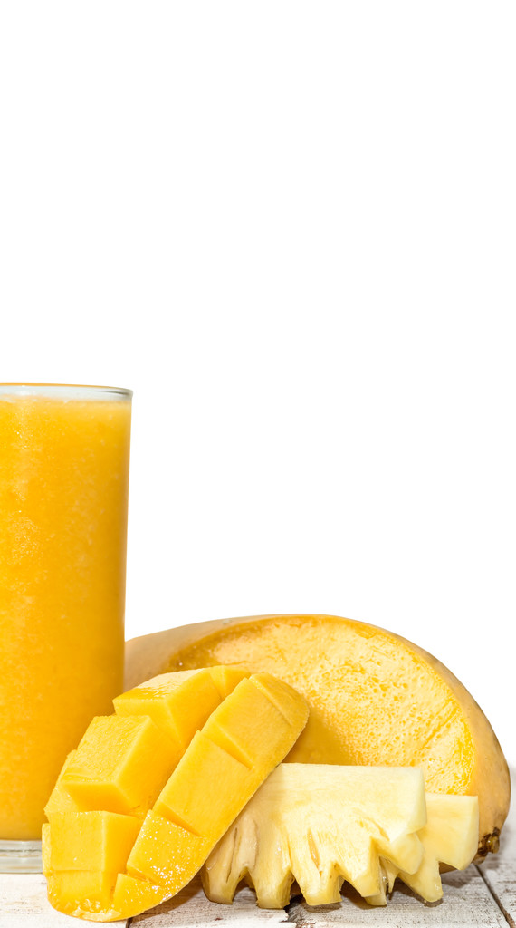Bevanda di ananas e mango parzialmente isolata su bianco
 - Foto, immagini