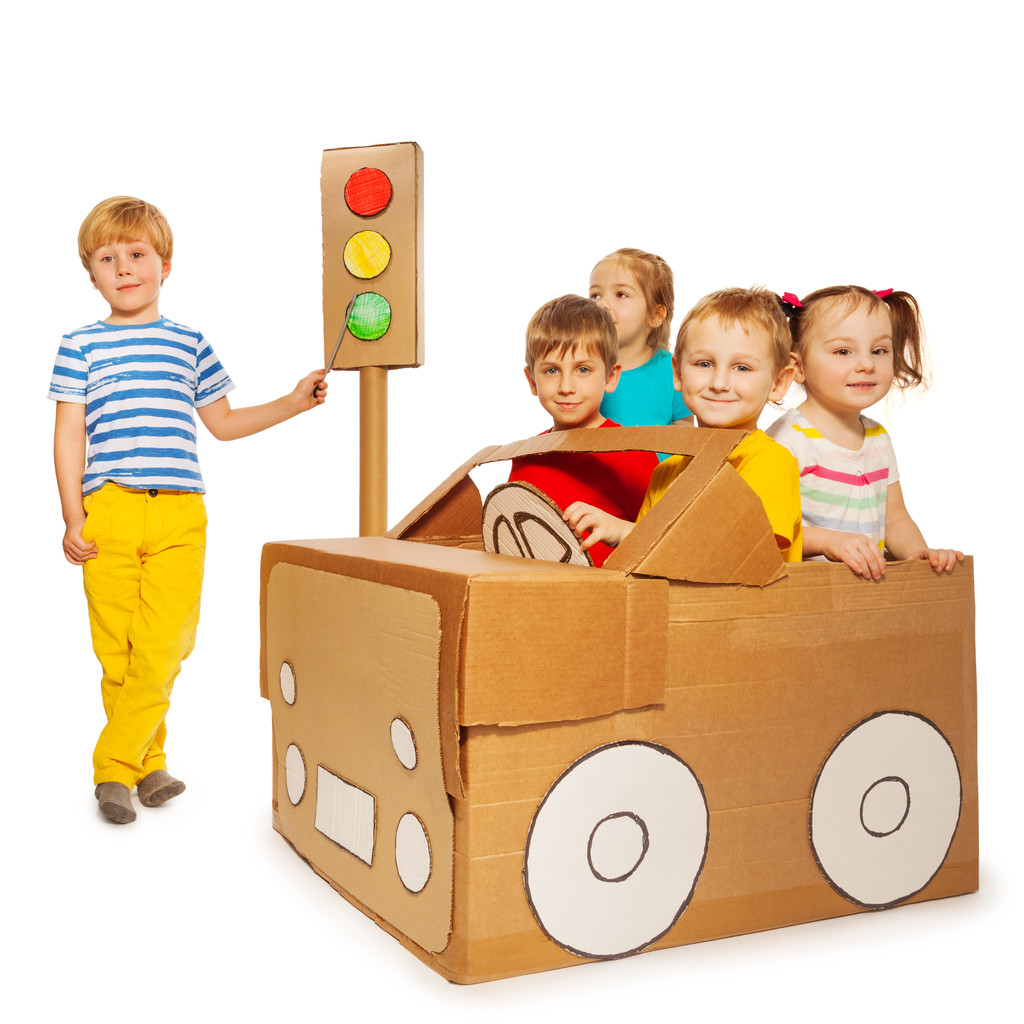 маленькие дети с картонной машиной
  - Фото, изображение