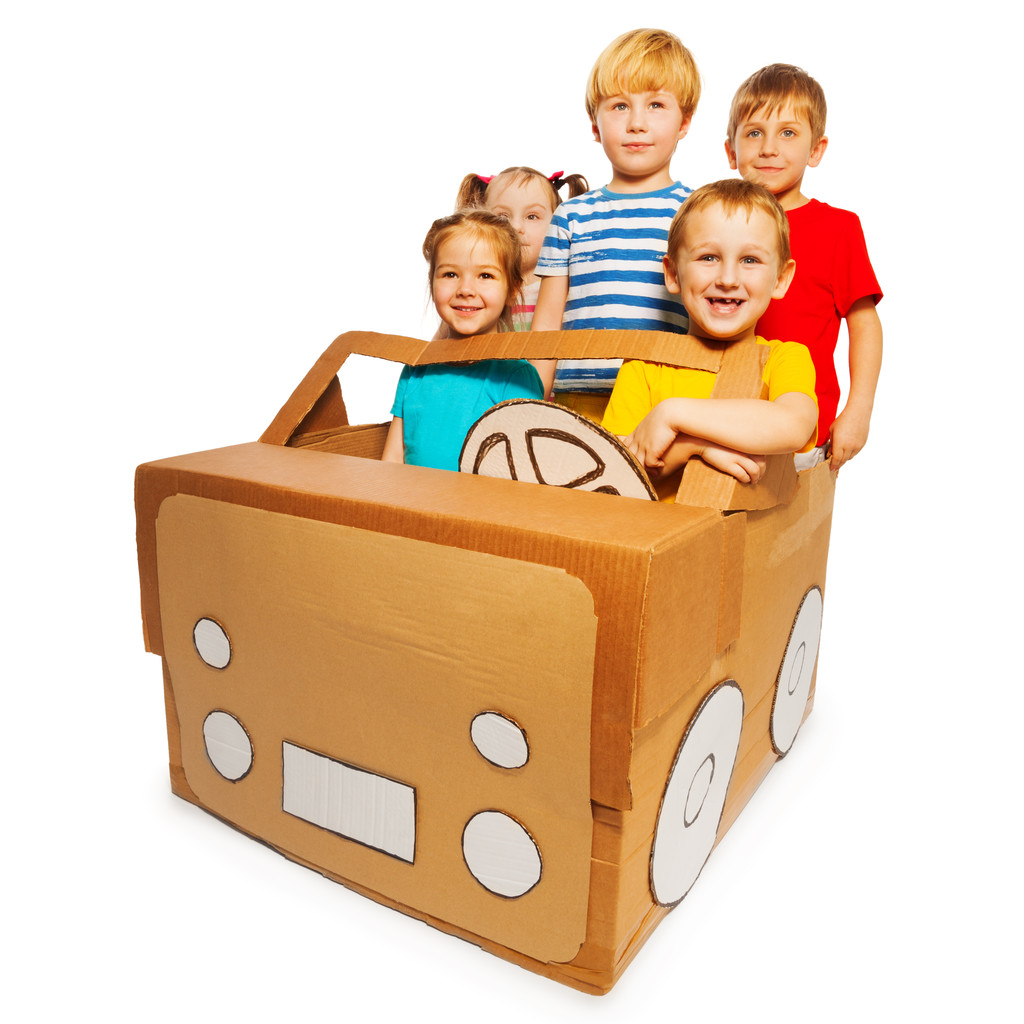 heureux enfants d'âge préscolaire dans une voiture en carton fait main
 - Photo, image