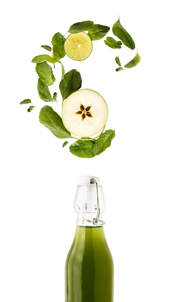 リンゴを白に分離した緑のデトックス水 - 写真・画像