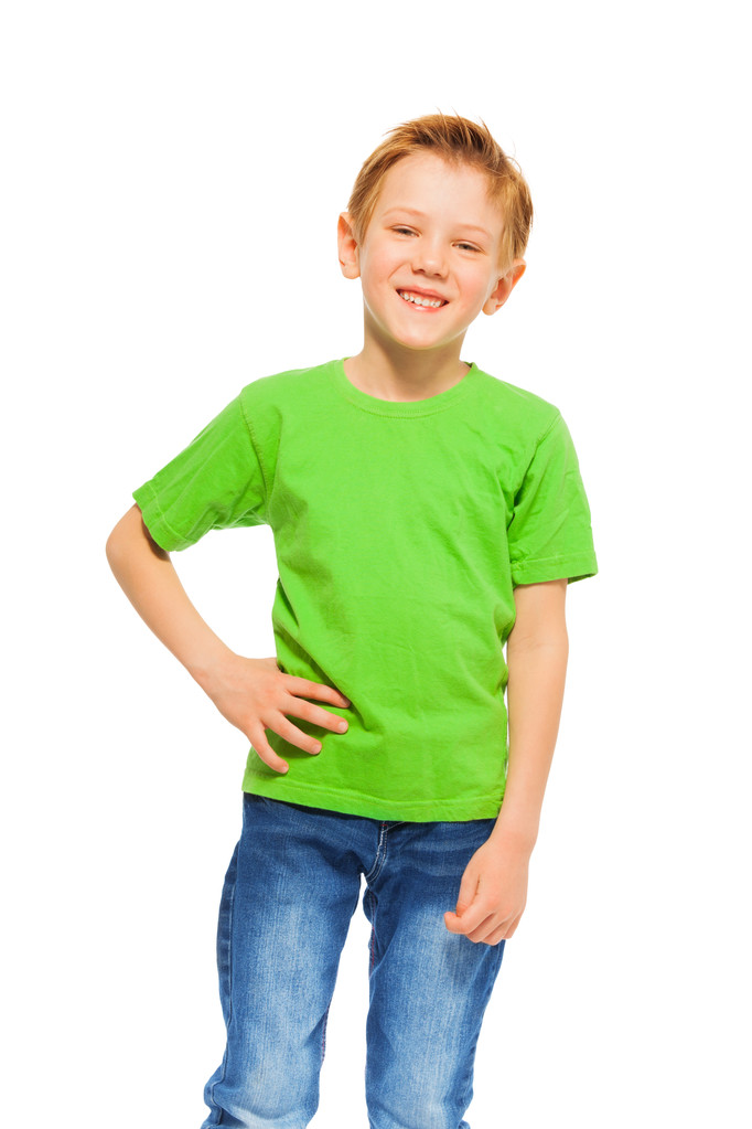 jongen in groene t-shirt en denim - Foto, afbeelding