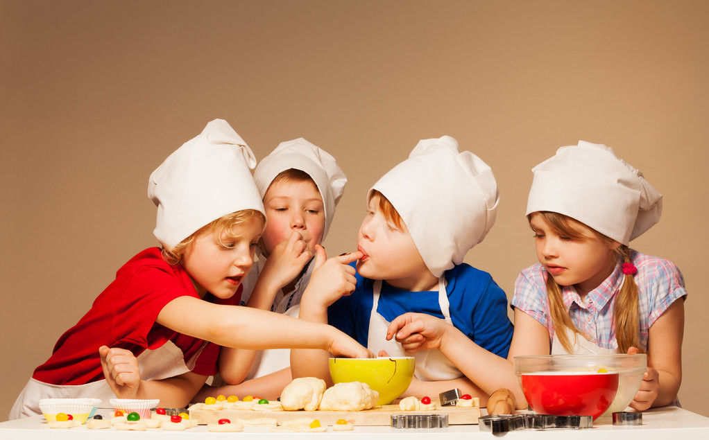 Jungen und Mädchen in Bäckeruniform - Foto, Bild