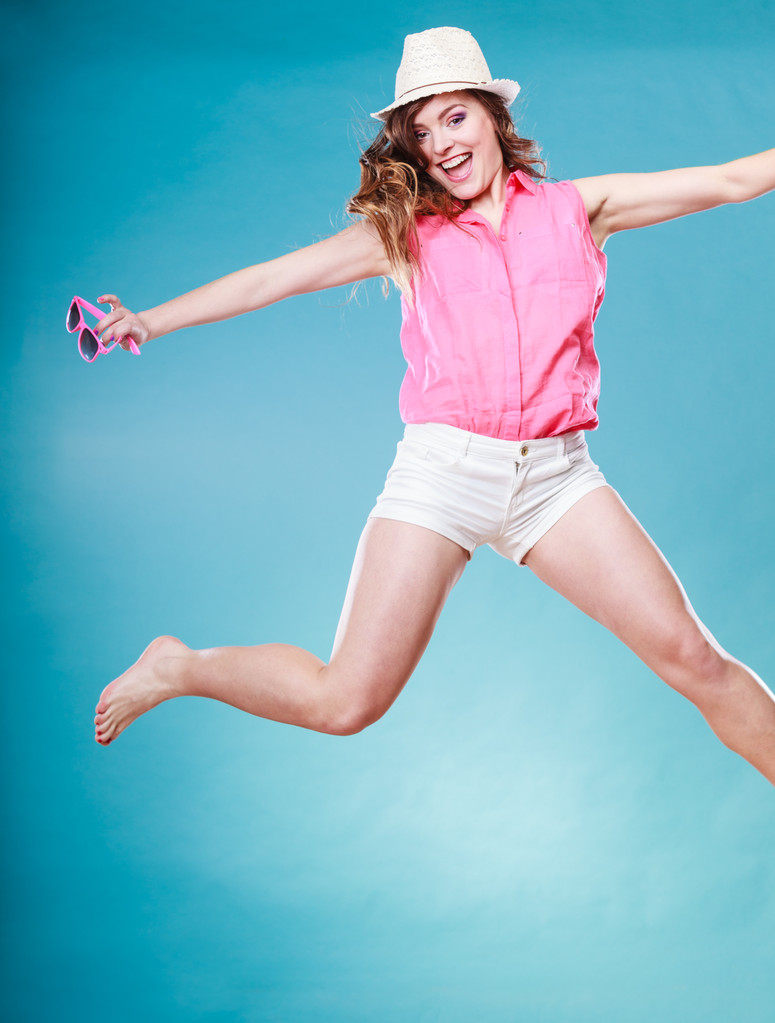 Kesä nainen olki hattu hyppääminen
 - Valokuva, kuva
