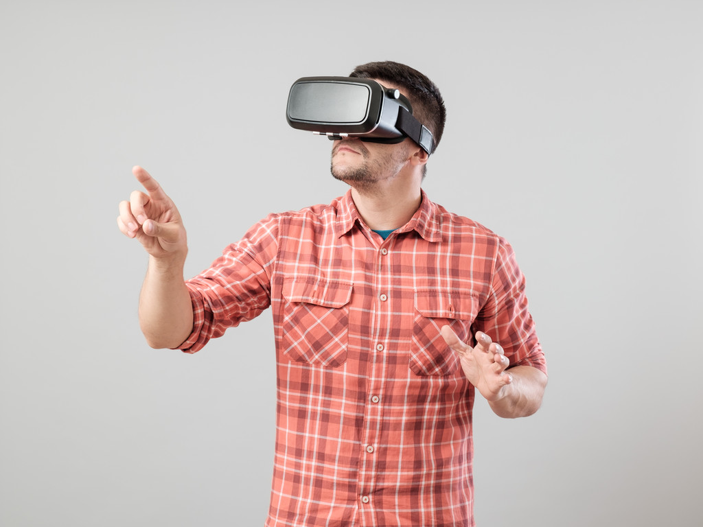 Virtuális valóság szemüveg mutató gesztus ember - Fotó, kép