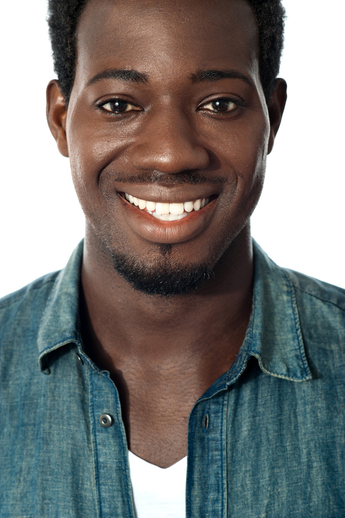 Closeup portret van glimlachen zwarte tiener - Foto, afbeelding