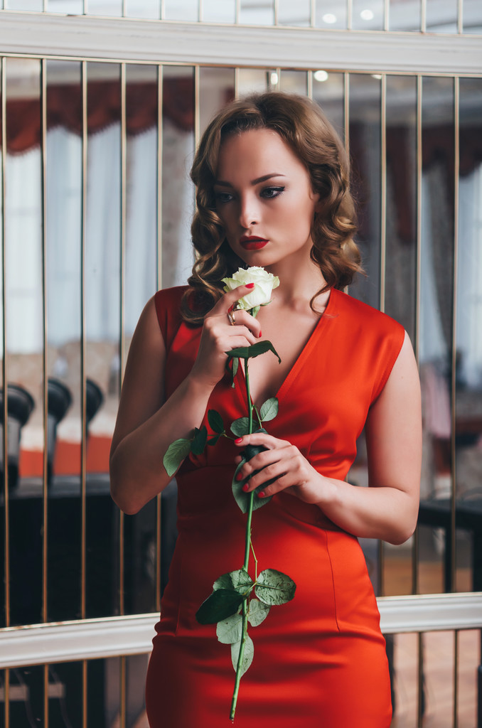 Belle femme tenant la rose blanche
 - Photo, image