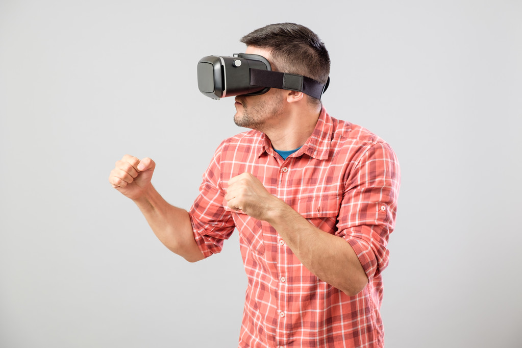 Homme en stand de combat avec lunettes de réalité virtuelle
 - Photo, image