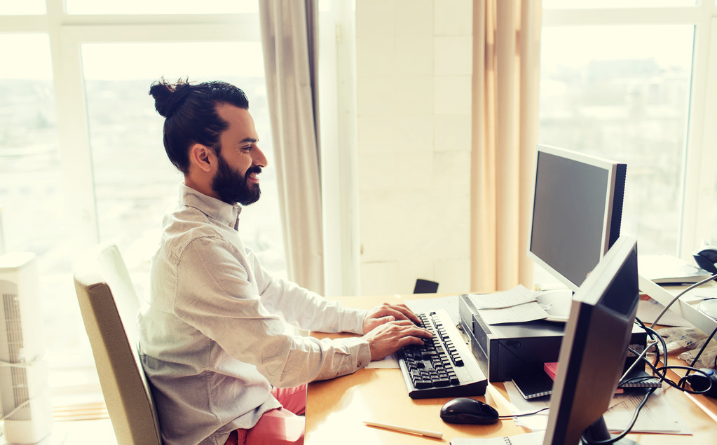 trabalhador de escritório masculino criativo feliz com computador
 - Foto, Imagem