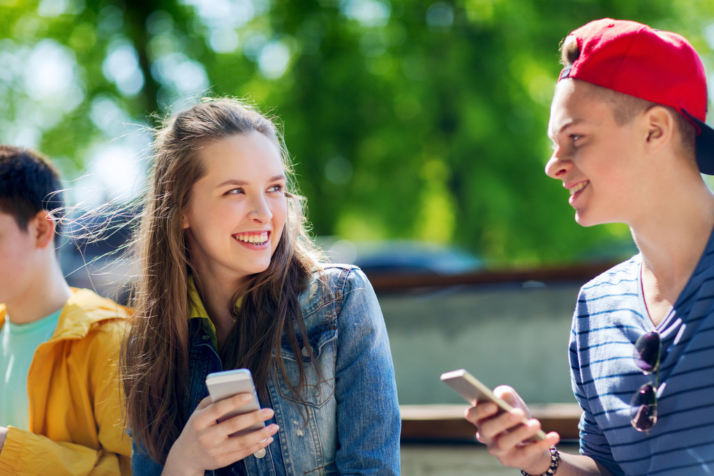 szczęśliwy nastoletnich przyjaciół z smartfonów na zewnątrz - Zdjęcie, obraz