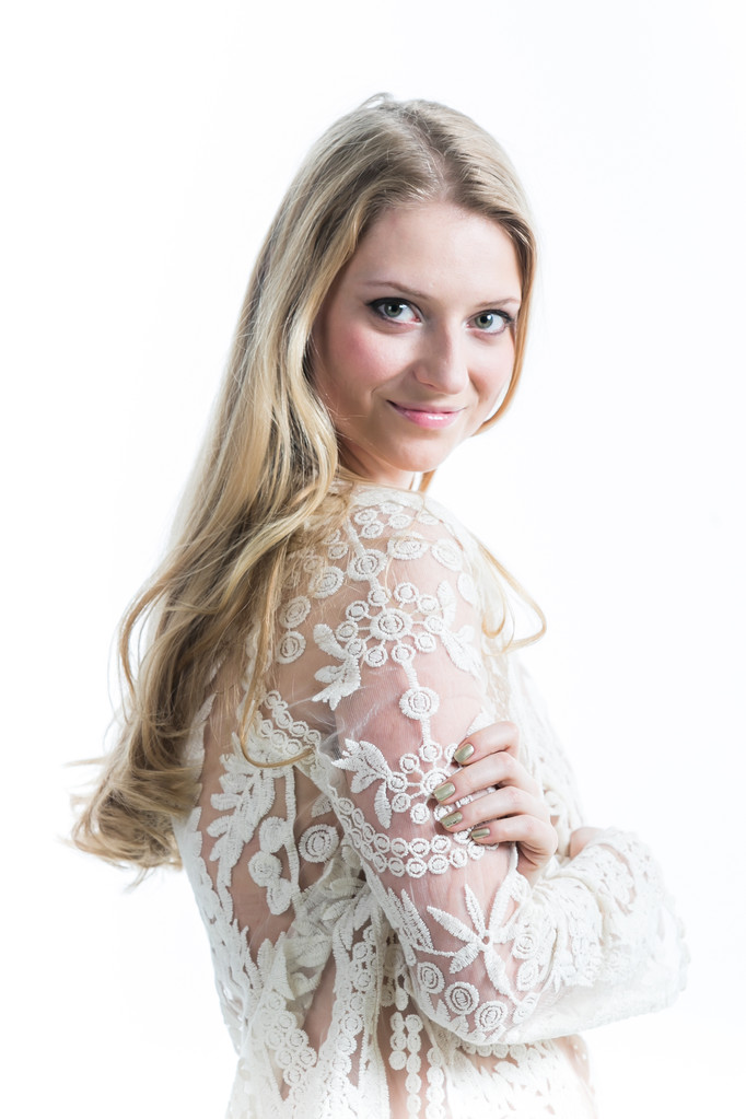 Hermosa chica rubia rusa sobre un fondo blanco en una blusa blanca translúcida
 - Foto, imagen