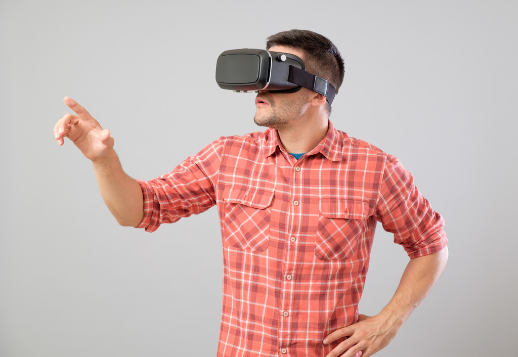 Homme avec lunettes de réalité virtuelle montrant geste
 - Photo, image