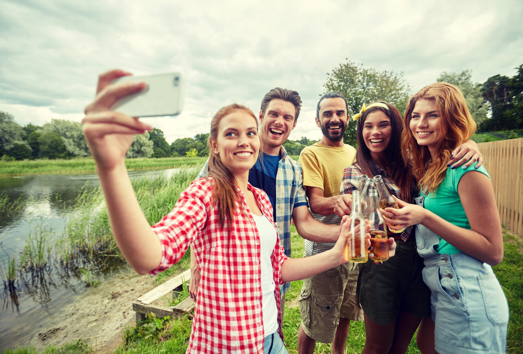 Happy vrienden selfie te nemen door smartphone - Foto, afbeelding