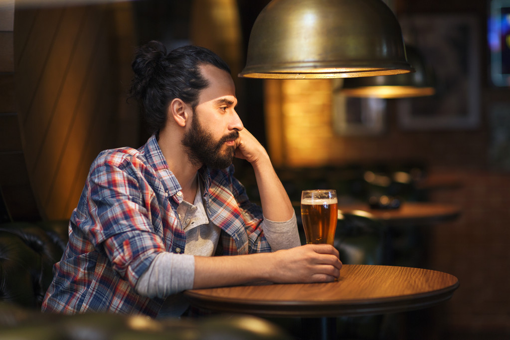 infeliz hombre solitario bebiendo cerveza en el bar o pub
 - Foto, Imagen