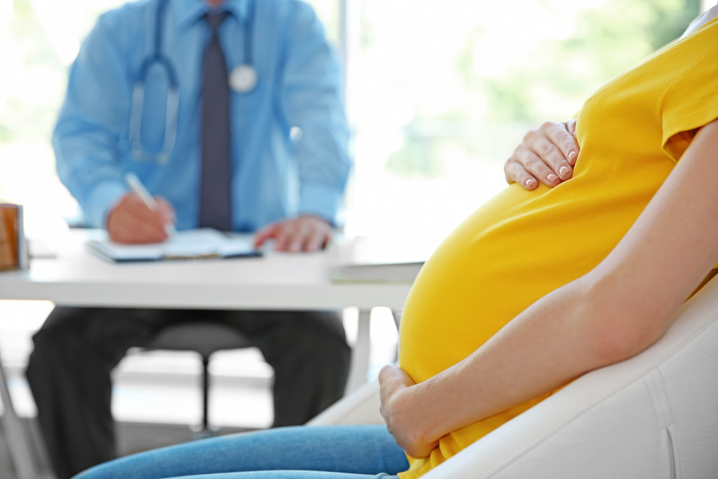 Беременная женщина к врачу - Фото, изображение