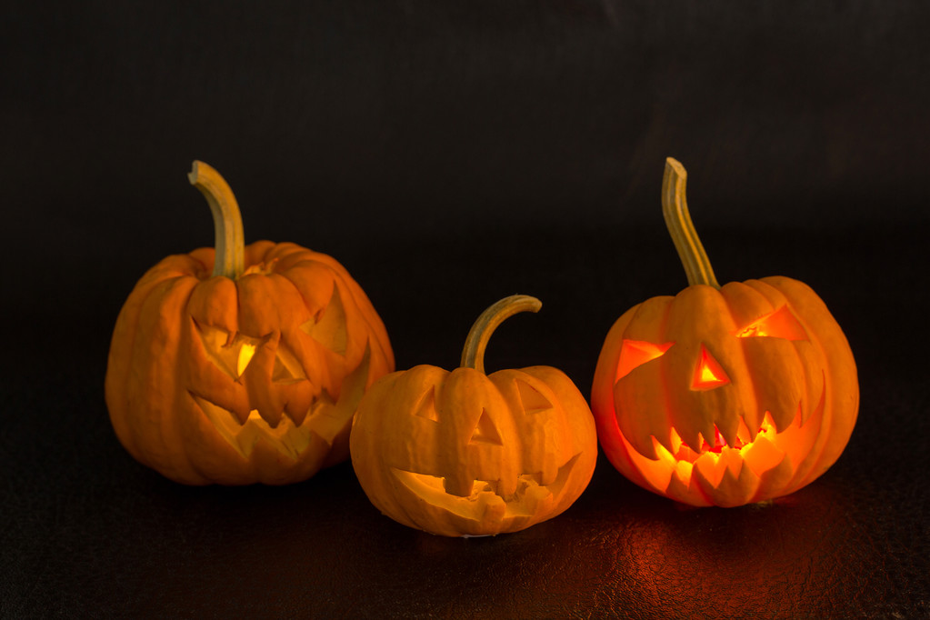 Halloween pompoen eng en traktatie gezicht met lichte lantaarn. - Foto, afbeelding