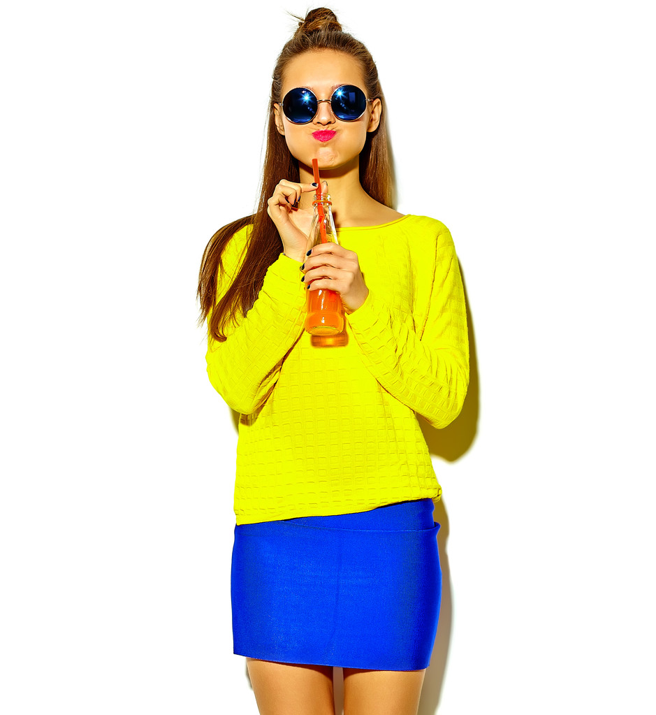 móda hipsterové dívky šílení v příležitostných barevných hipsterních šatech - Fotografie, Obrázek