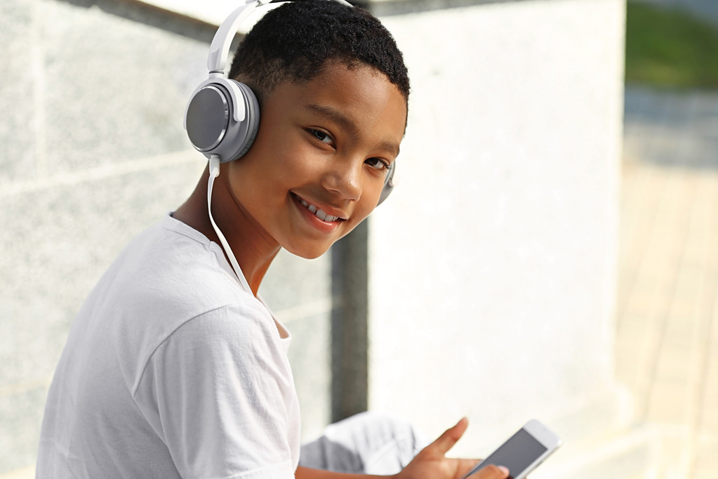 Αφρικανική αμερικανική αγόρι ακούγοντας μουσική - Φωτογραφία, εικόνα