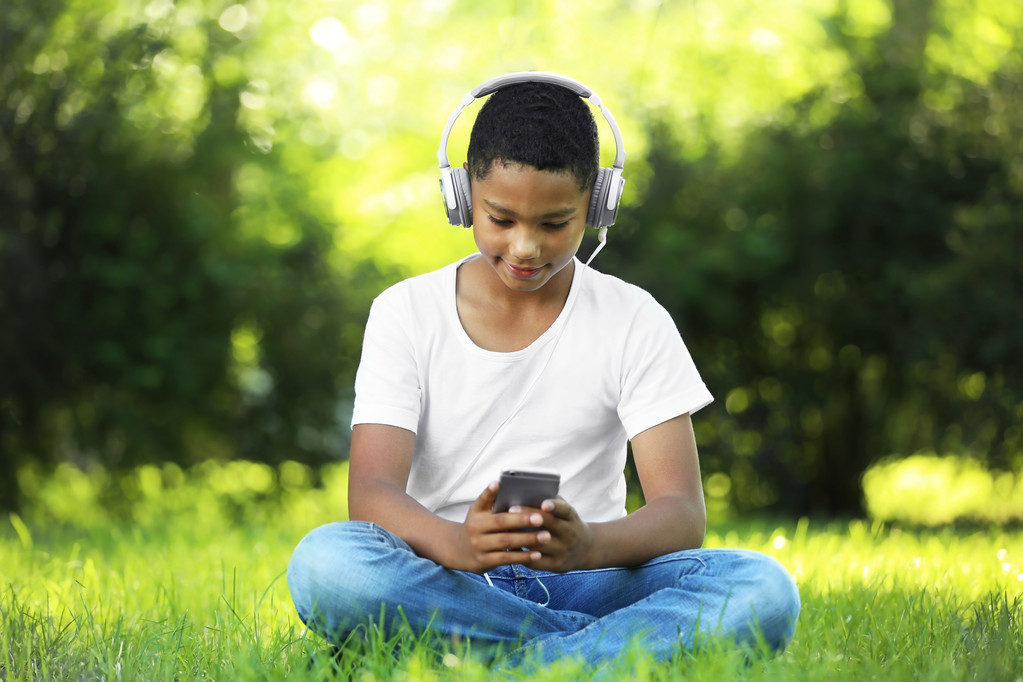 Αφρικανική αμερικανική αγόρι ακούγοντας μουσική - Φωτογραφία, εικόνα