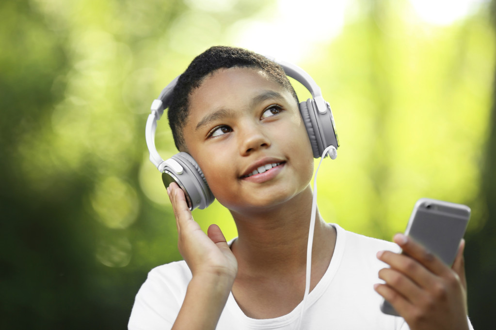 αγόρι ακούγοντας μουσική στο πάρκο - Φωτογραφία, εικόνα