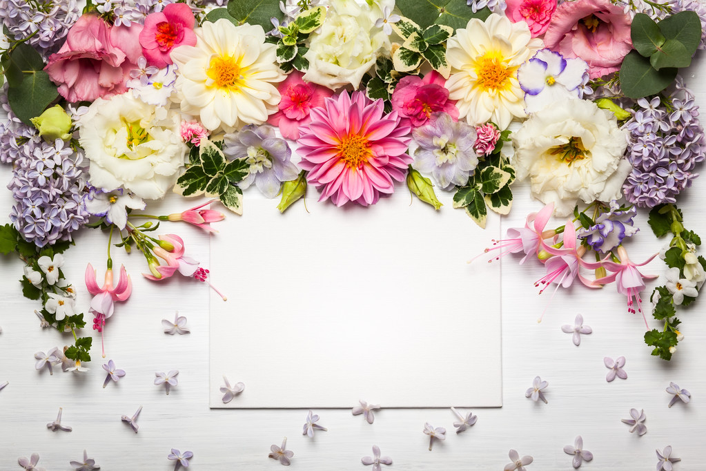 Composición floral con tarjeta de felicitación
 - Foto, imagen