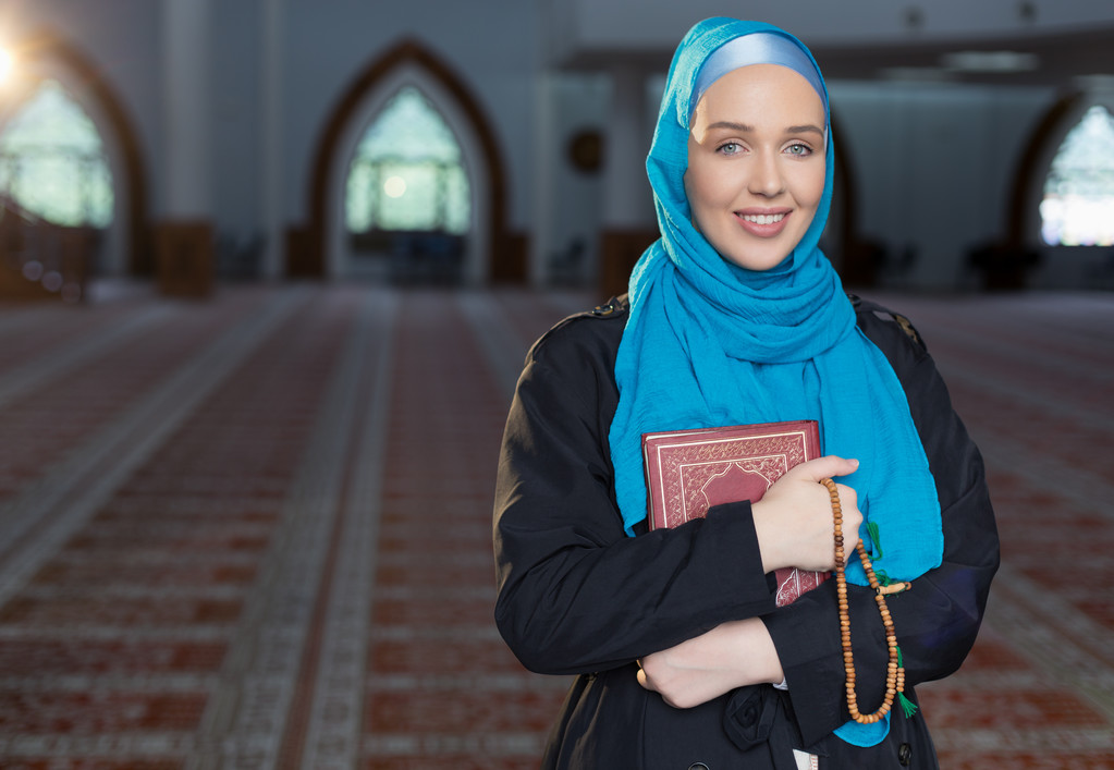 Muslim girl holding Quran - Photo, Image