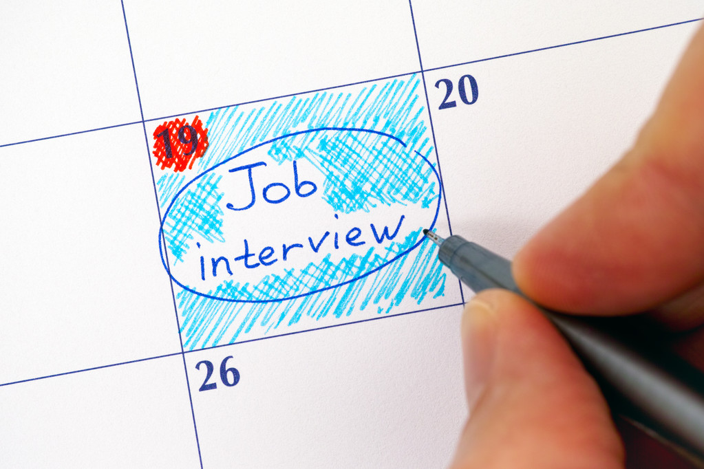Main avec stylo écriture rappel Job Interview dans le calendrier
 - Photo, image