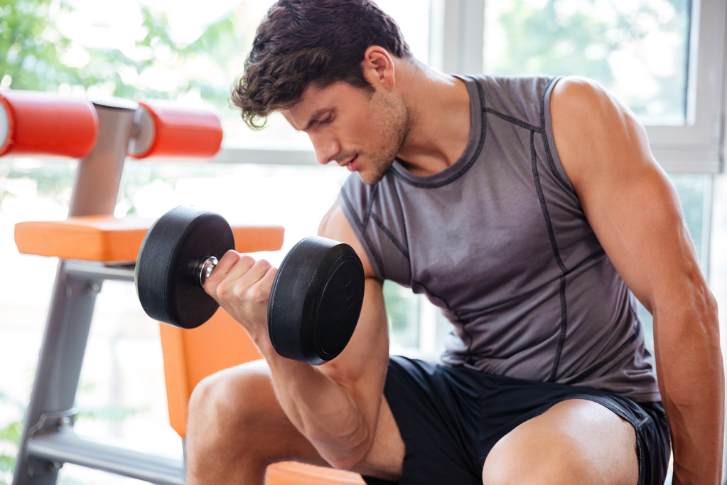 Hombre de fitness haciendo ejercicio con pesas en el gimnasio
 - Foto, imagen