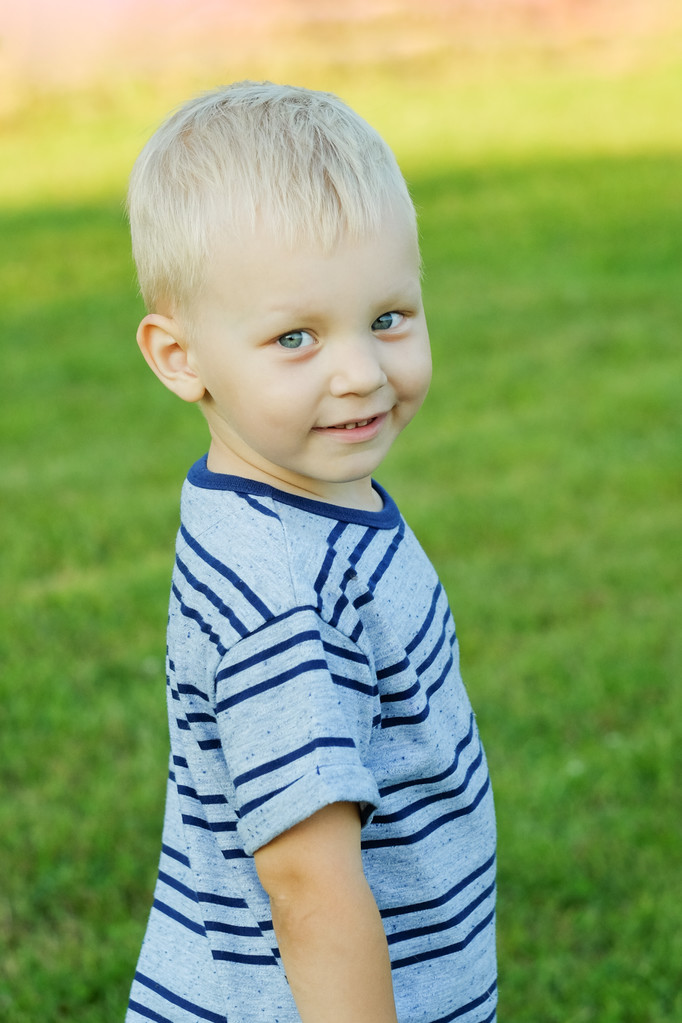 Portrét malý Plavovlasý chlapec usměvavý, letní venkovní - Fotografie, Obrázek