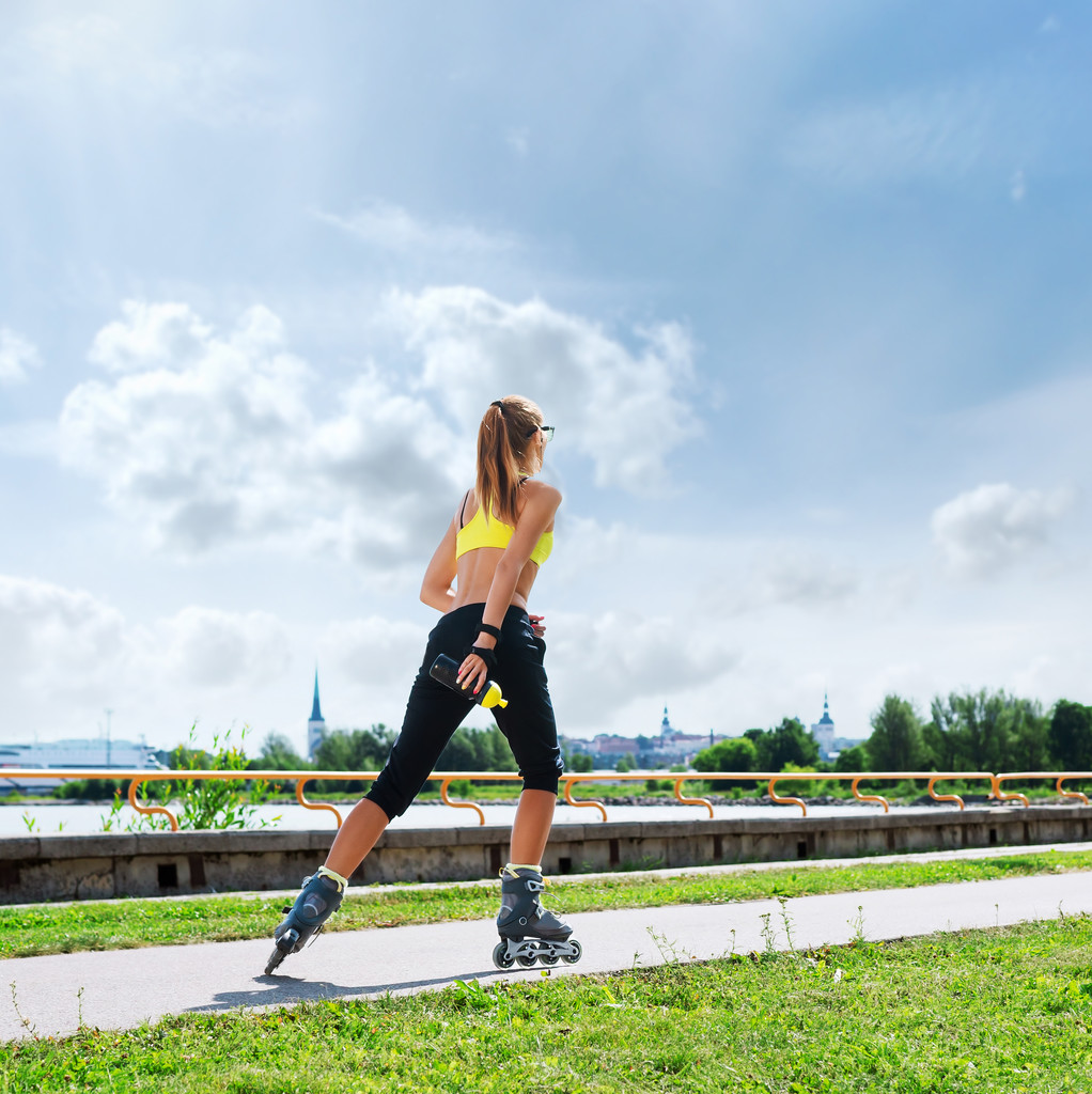 Νέος και κατάλληλα γυναίκα rollerblading για πατίνια - Φωτογραφία, εικόνα