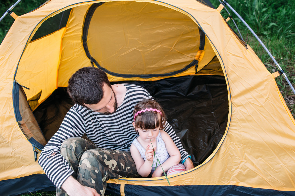Baba küçük kızı çadırda kamp tarih ile - Fotoğraf, Görsel