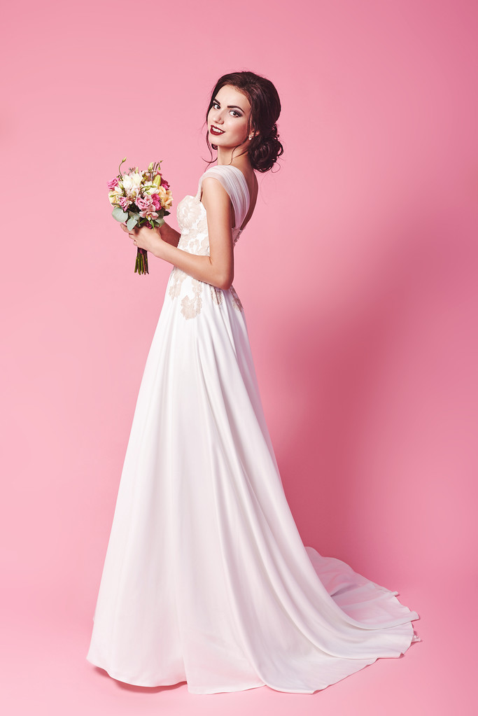 豪華なウェディングドレスを着た美しい花嫁 - 写真・画像