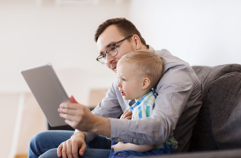 isä ja poika Tablet PC pelaa kotona
 - Valokuva, kuva
