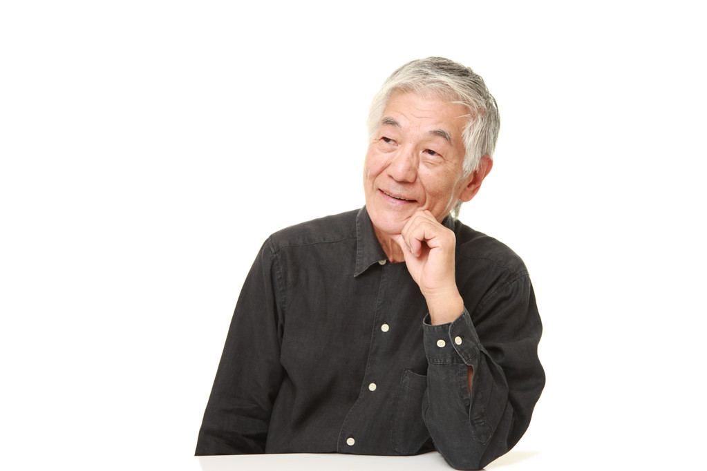 starszy człowiek japońskiej myśli o czymś - Zdjęcie, obraz