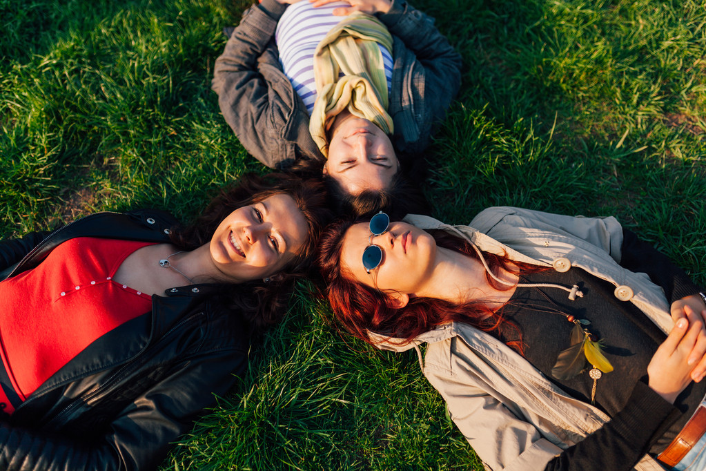 Chicas acostadas en la hierba
  - Foto, Imagen