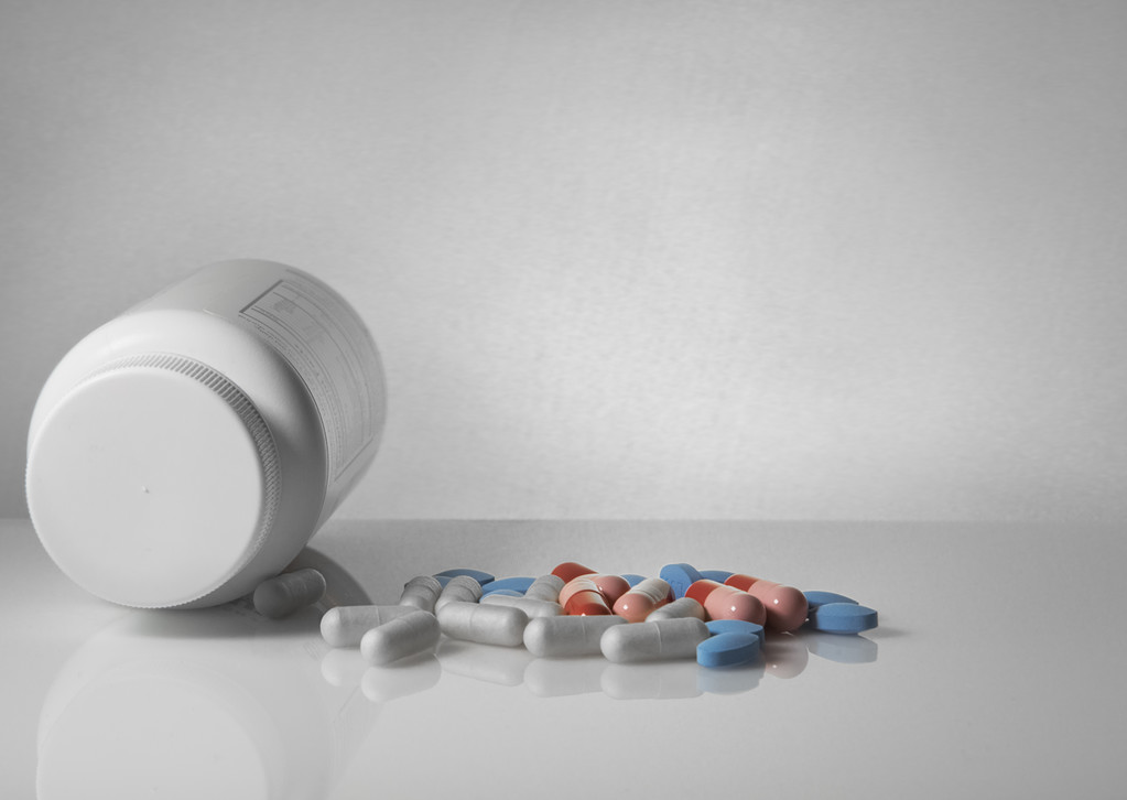 Pillen und Kapseln auf weißem Hintergrund - Foto, Bild