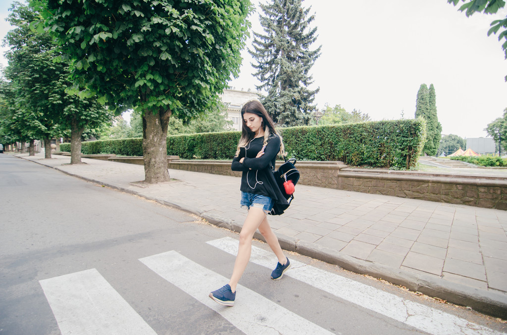 Dívka chůze ve městě - Fotografie, Obrázek