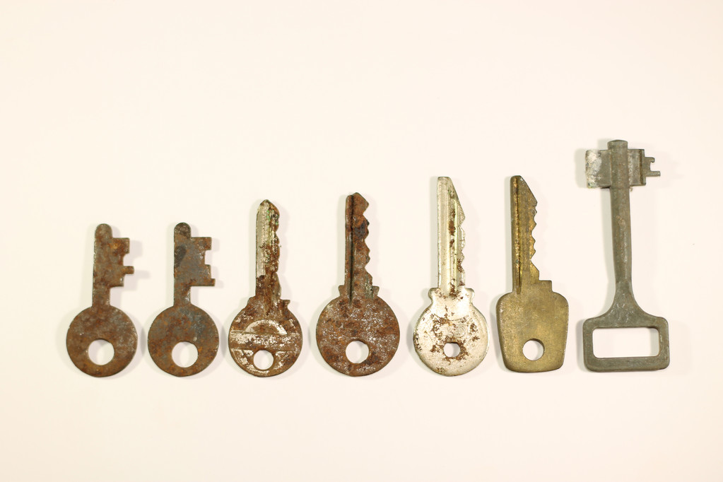 старые ключи на белом фоне - Фото, изображение
