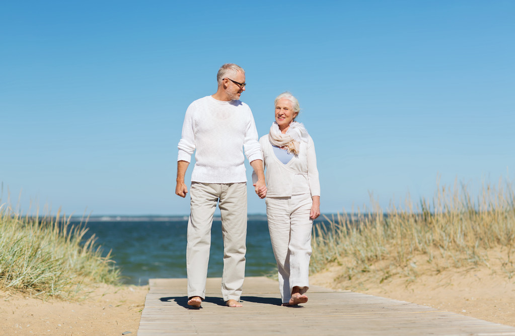 feliz pareja de ancianos tomados de la mano en verano playa
 - Foto, imagen