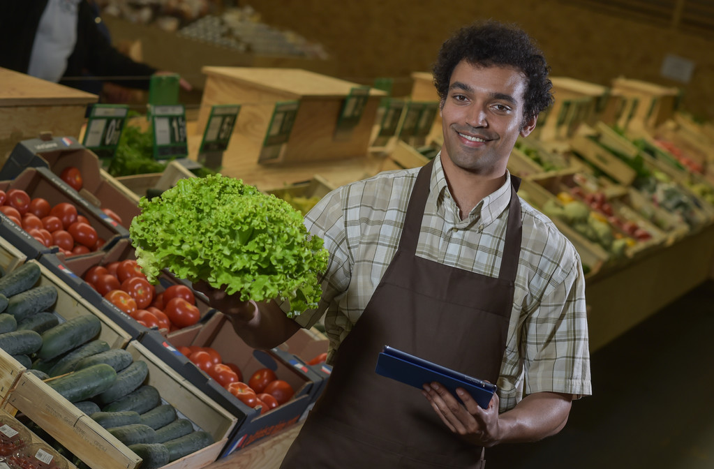 Obchod s potravinami zaměstnanec čtení inventář na digitálním tabletu - Fotografie, Obrázek