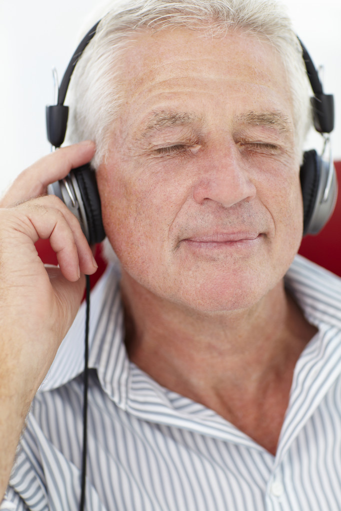 Homem idoso com fones de ouvido
 - Foto, Imagem