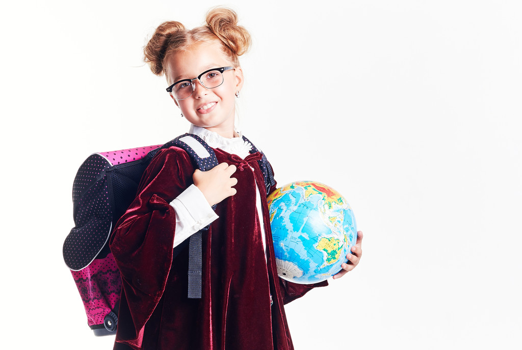 Educação e conceito de escola - menina estudante estudando geografia com globo e livro
 - Foto, Imagem