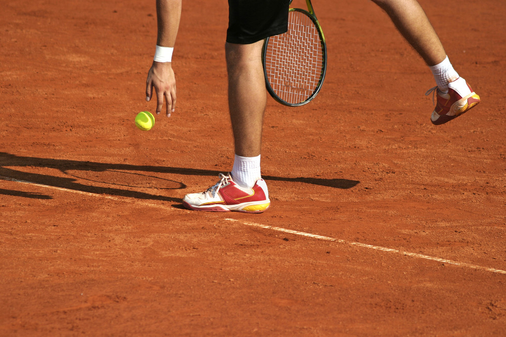 Тенісний гравець готується до служби
 - Фото, зображення