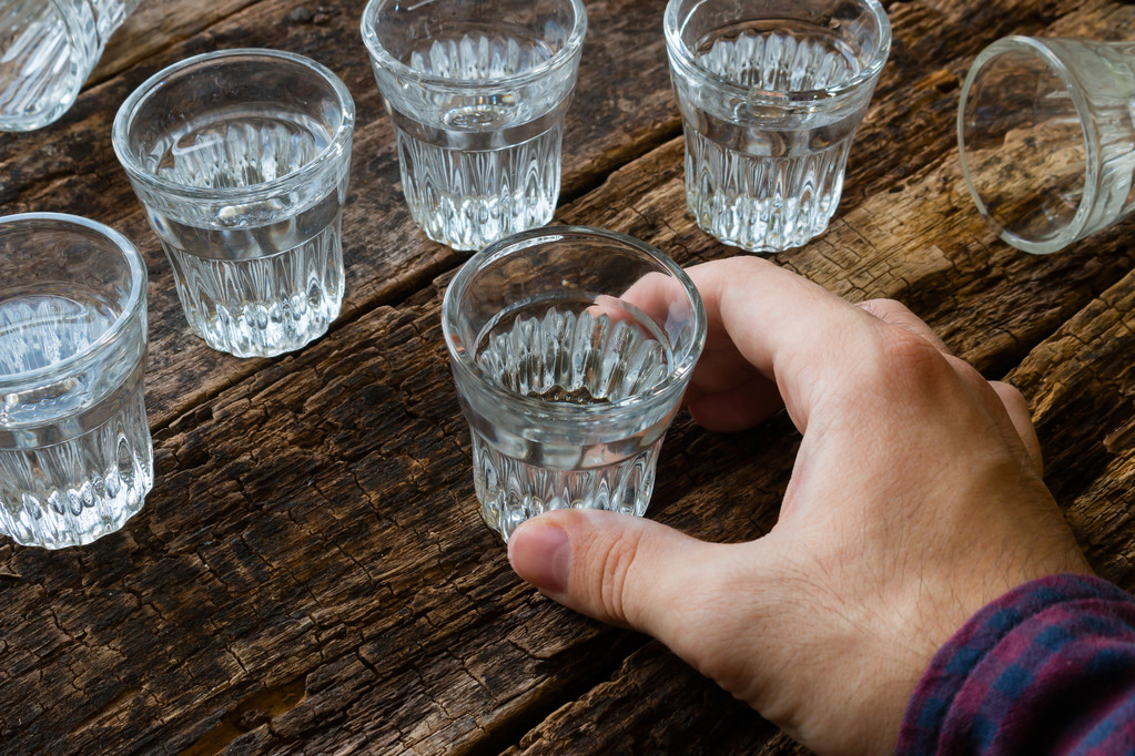 bebidas alcohólicas masculinas vodka
 - Foto, Imagen