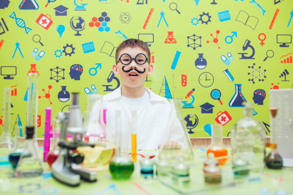 asiatischer Junge macht chemische Experimente im Labor - Foto, Bild