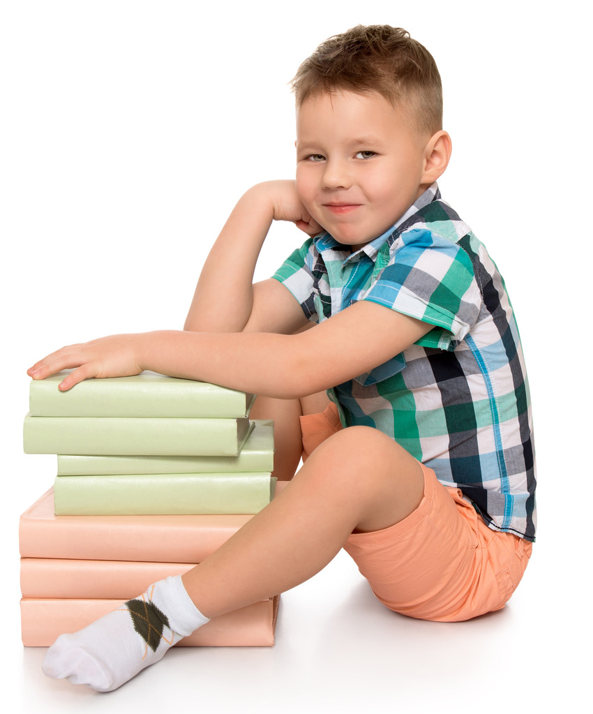 Мальчик сидит с книгами
 - Фото, изображение