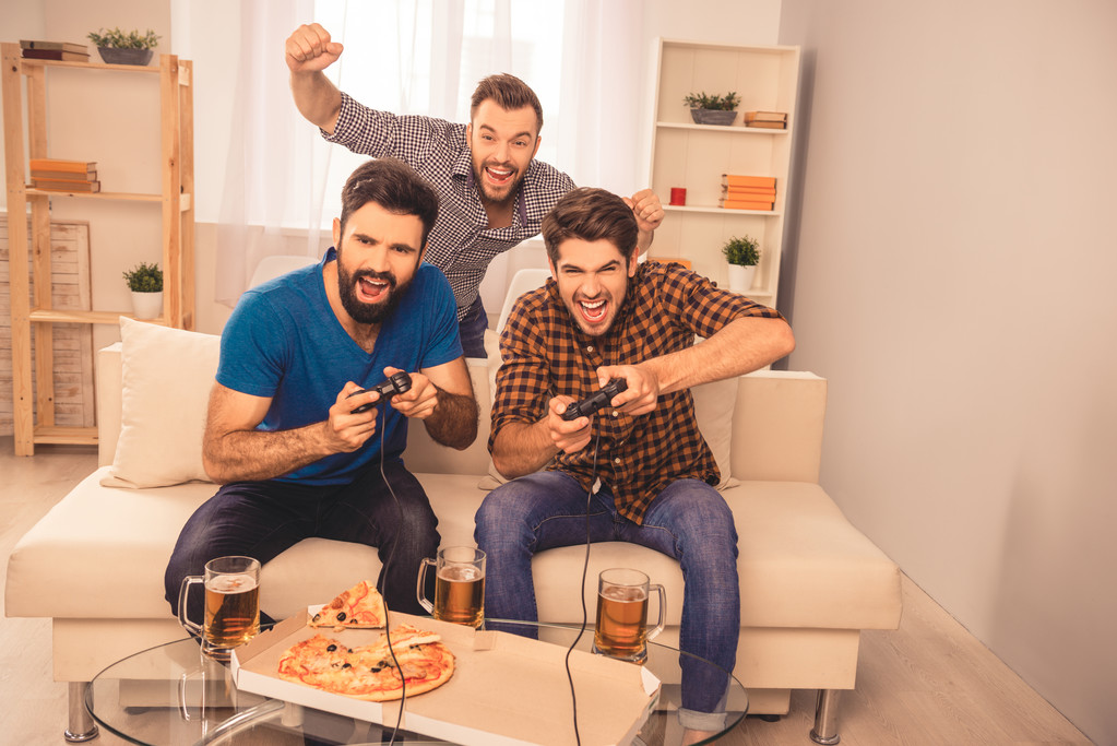 Gagner ! heureux heureux heureux gai hommes jouer jeu vidéo avec de la bière et pi
 - Photo, image