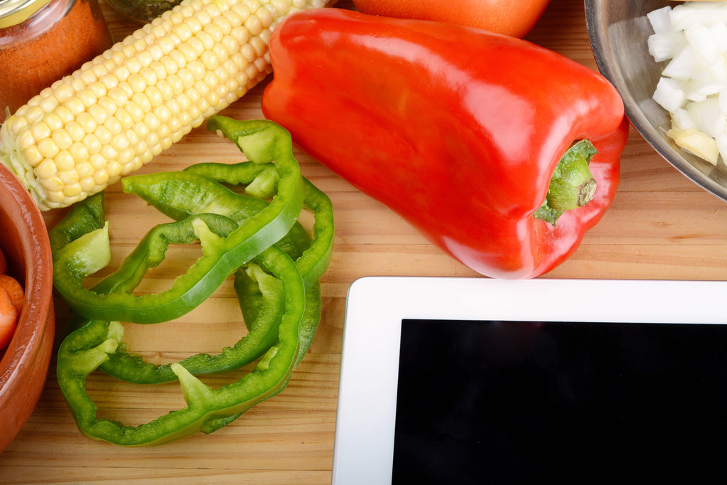 Légumes et assaisonnements avec tablette numérique
. - Photo, image