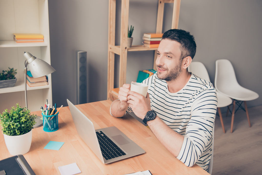 Щасливий бородатий чоловік п'є каву в офісі і мріє
 - Фото, зображення